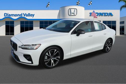 2024 Volvo S60 B5 Core Dark Theme