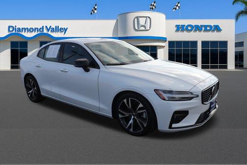 2024 Volvo S60 B5 Core Dark Theme