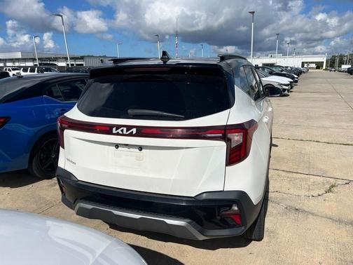 Clear White 2024 Kia Seltos S