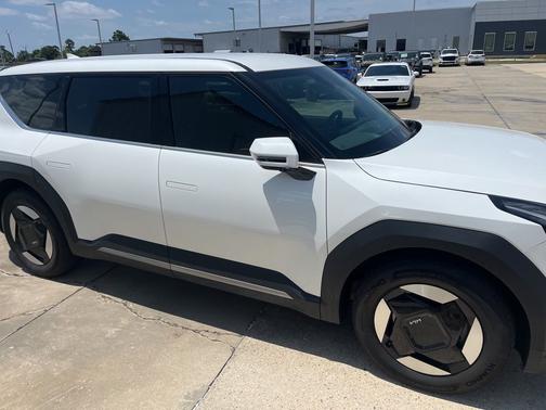 Snow White Pearl 2024 Kia EV9 Light Long Range