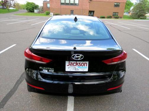 Photo 4 of 21 of 2017 Hyundai Elantra SE
