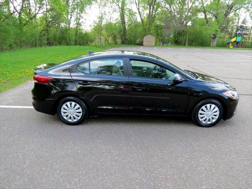 Photo 2 of 21 of 2017 Hyundai Elantra SE