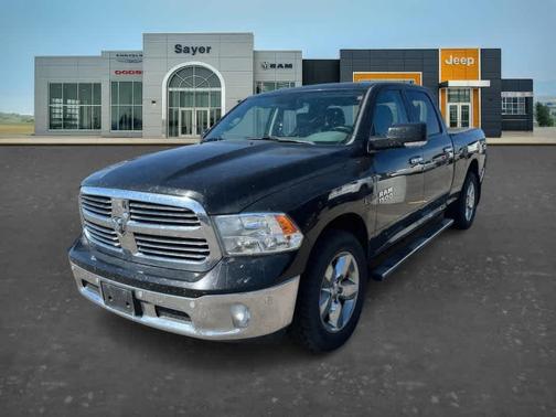 Brilliant Black Crystal Pearlcoat 2016 RAM 1500 SLT