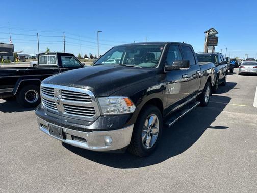 Brilliant Black Crystal Pearlcoat 2016 RAM 1500 SLT