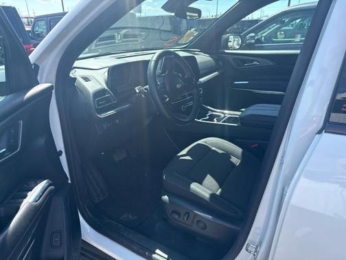 Summit White 2024 Chevrolet Traverse LT