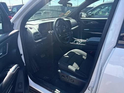 Summit White 2024 Chevrolet Traverse LT