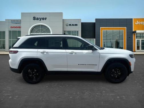 Bright White Clearcoat 2026 Jeep Grand Cherokee Laredo