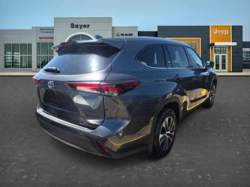 Magnetic Gray Metallic 2024 Toyota Highlander XLE