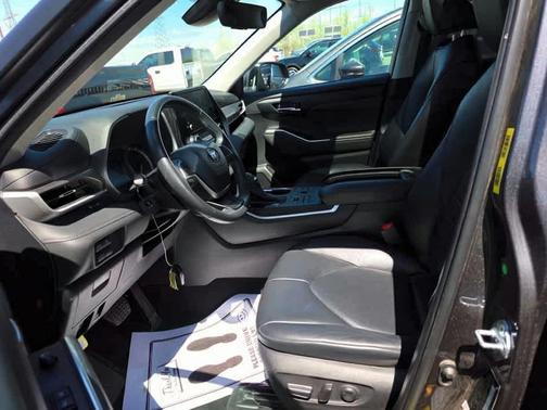 Magnetic Gray Metallic 2024 Toyota Highlander XLE