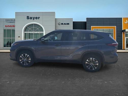 Magnetic Gray Metallic 2024 Toyota Highlander XLE