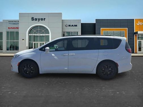 Bright White Clearcoat 2021 Chrysler Pacifica Touring-L