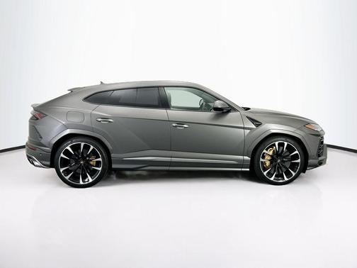 2021 Lamborghini Urus Graphite Capsule