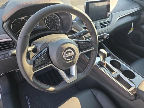 2025 Nissan Altima SR