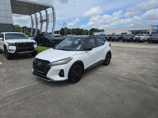 Aspen White / Super Black 2022 Nissan Kicks SR
