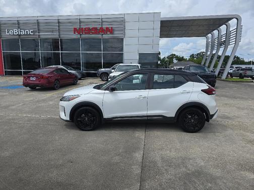 Aspen White / Super Black 2022 Nissan Kicks SR