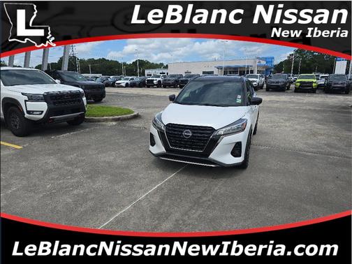 Aspen White / Super Black 2022 Nissan Kicks SR