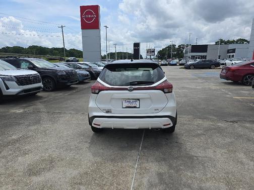 Aspen White / Super Black 2022 Nissan Kicks SR