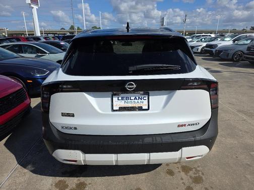 2025 Nissan Kicks SR