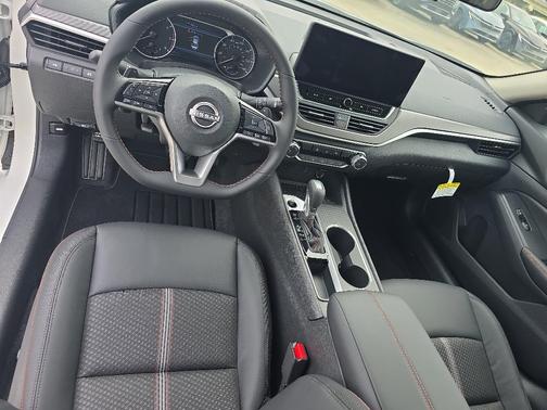 Pearl White Tricoat / Super Black 2026 Nissan Altima 3.5 SR