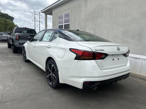 Pearl White Tricoat / Super Black 2026 Nissan Altima 3.5 SR