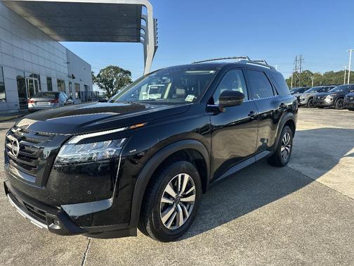 2023 Nissan Pathfinder SL