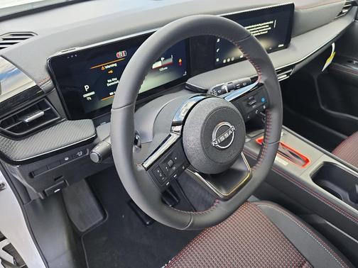 Aspen White Tri 2026 Nissan Kicks SR