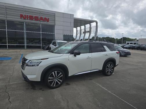 2 Tone White / Black Roof 2023 Nissan Pathfinder Platinum