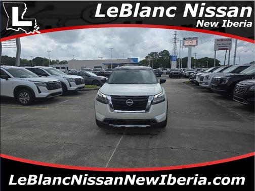 2 Tone White / Black Roof 2023 Nissan Pathfinder Platinum