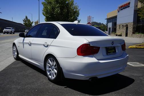 Photo 3 of 25 of 2011 BMW 328 i