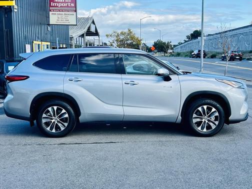 2021 Toyota Highlander Hybrid XLE