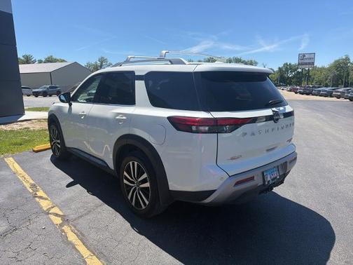 White 2023 Nissan Pathfinder Platinum