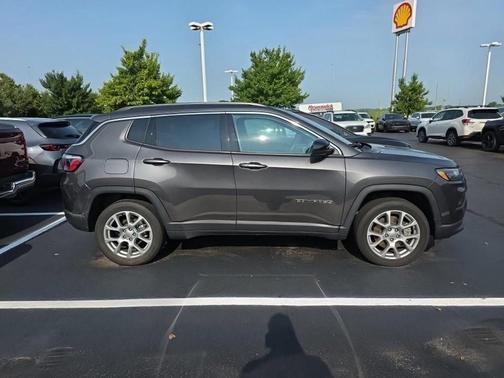 Granite Crystal Clearcoat Metallic 2023 Jeep Compass Latitude Lux