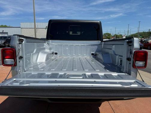 Silver Zynith Clearcoat 2024 Jeep Gladiator Sport