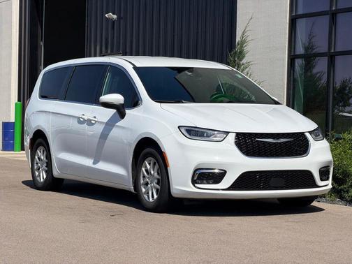 Bright White Clearcoat 2023 Chrysler Pacifica Touring