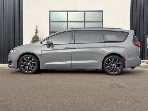 2020 Chrysler Pacifica Touring-L Plus