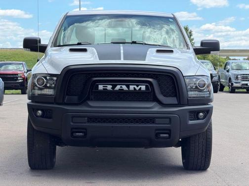 Bright White Clearcoat 2019 RAM 1500 SLT