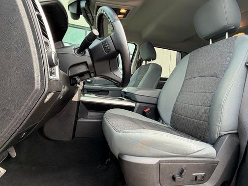 Bright White Clearcoat 2019 RAM 1500 SLT