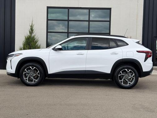 Summit White 2025 Chevrolet Trax LT