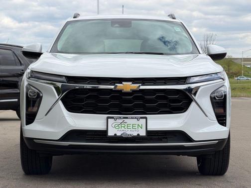 Summit White 2025 Chevrolet Trax LT