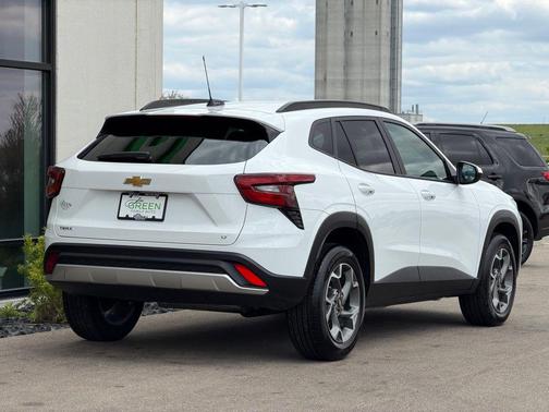 Summit White 2025 Chevrolet Trax LT
