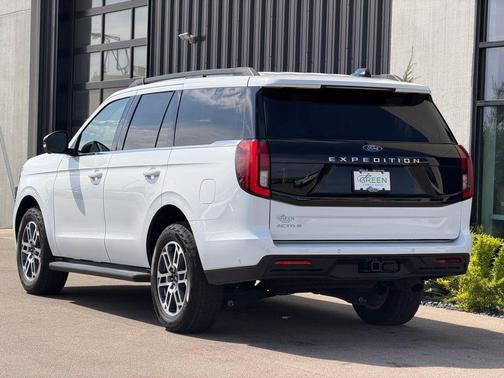 Oxford White 2025 Ford Expedition Active