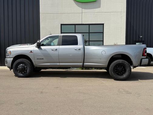 Billet Silver Metallic Clearcoat 2024 RAM 3500 Laramie Crew Cab 4x4 8' Box