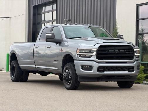 Billet Silver Metallic Clearcoat 2024 RAM 3500 Laramie Crew Cab 4x4 8' Box