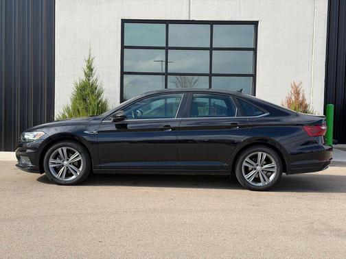 Deep Black 2021 Volkswagen Jetta 1.4T R-Line