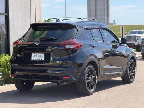 Super Black 2021 Nissan Kicks SR