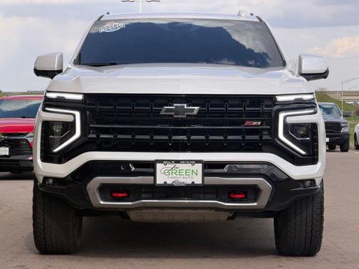 Iridescent Pearl Tricoat 2025 Chevrolet Suburban 4WD Z71