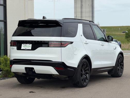 Fuji White 2024 Land Rover Discovery P360 Dynamic SE