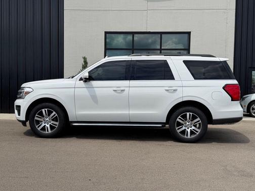 Star White Metallic Tri-Coat 2022 Ford Expedition XLT