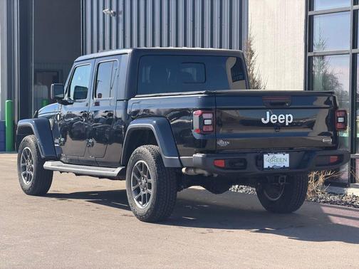 Black Clearcoat 2022 Jeep Gladiator Overland