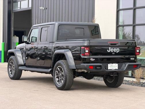 Black Clearcoat 2022 Jeep Gladiator Overland